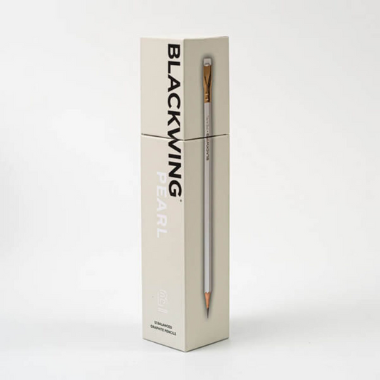 Blackwing Pearl includes a balanced and smooth graphite core that is softer than the graphite found in the Blackwing 602